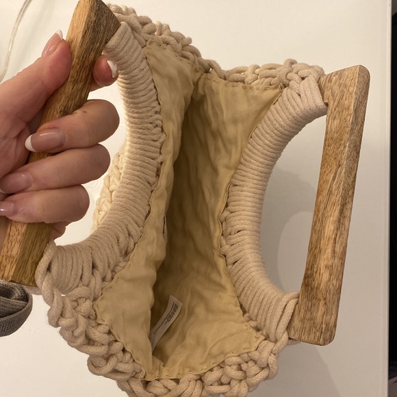 Crocheted rope purse with wooden handles - Picture 3 of 9